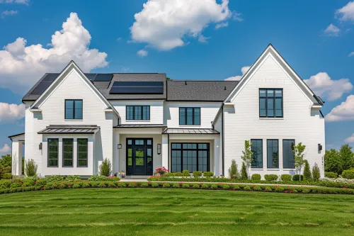 Calcul de la plus-value immobilière grâce à l'installation de panneaux solaires sur une maison moderne