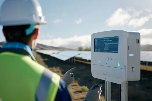 Écran de monitoring affichant les données en temps réel d'un onduleur solaire avec indicateurs de performance