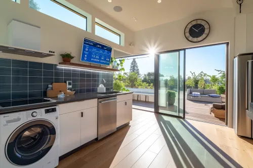 Système photovoltaïque domestique produisant un surplus d'électricité redirigé vers le réseau ou stocké dans des batteries.